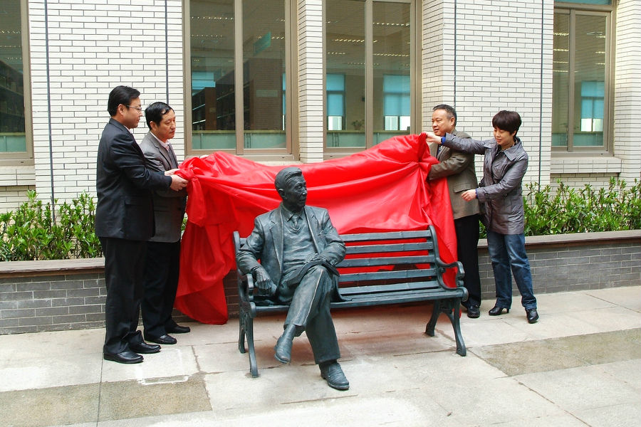 馬克昌銅像在武漢大學(xué)法學(xué)園地落成