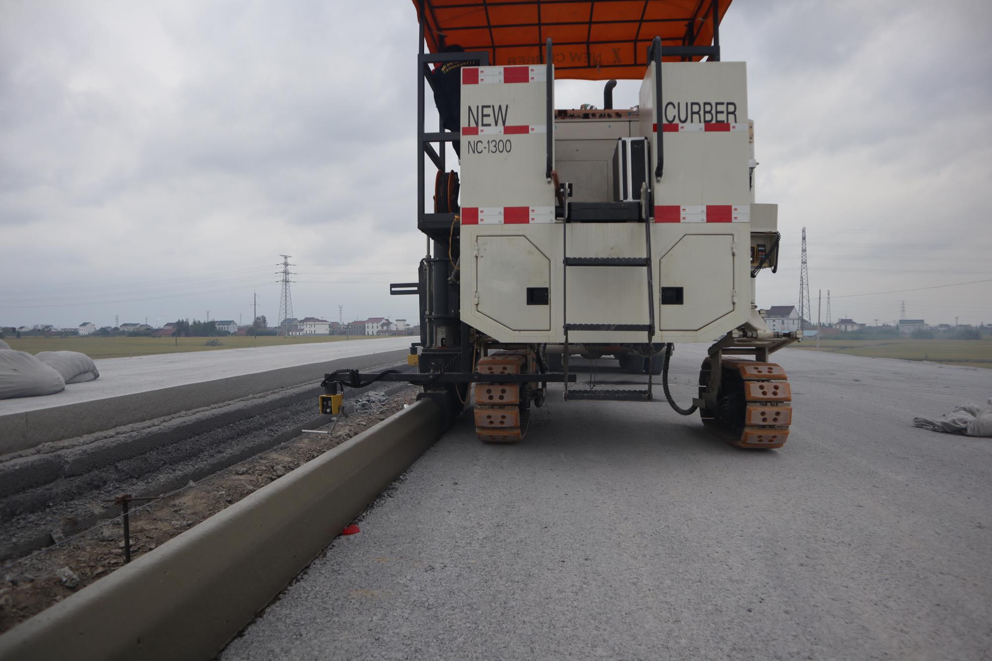 多功能路緣石滑模機(jī)，一機(jī)多用，一次成型滑模施工