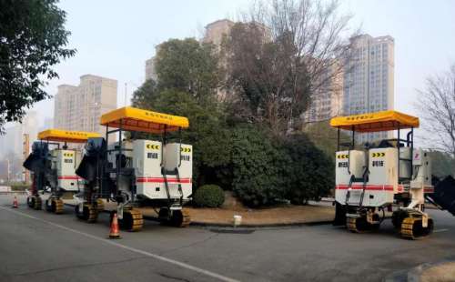 作為公路施工中的重要路面機械，混凝土路緣石滑模攤鋪機必須跟上時代步伐