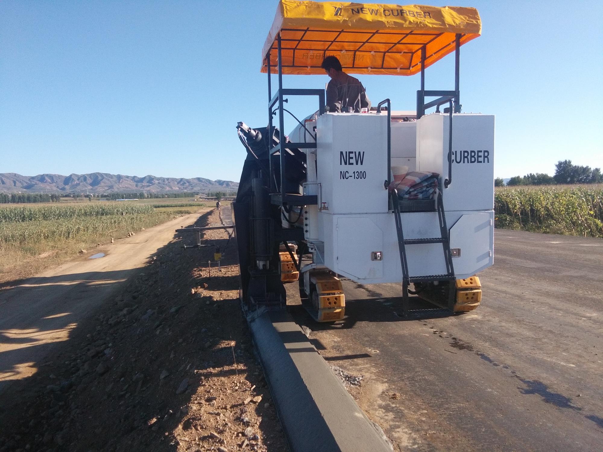 使用混凝土路緣石滑模機(jī)滑模攤鋪節(jié)省了不少人力財(cái)力，值得推薦！
