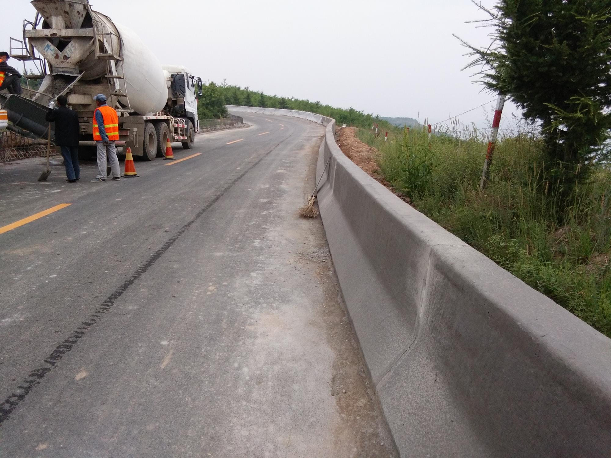 路緣石滑模機(jī)使用方便，混凝土滑模效率高，易于維修