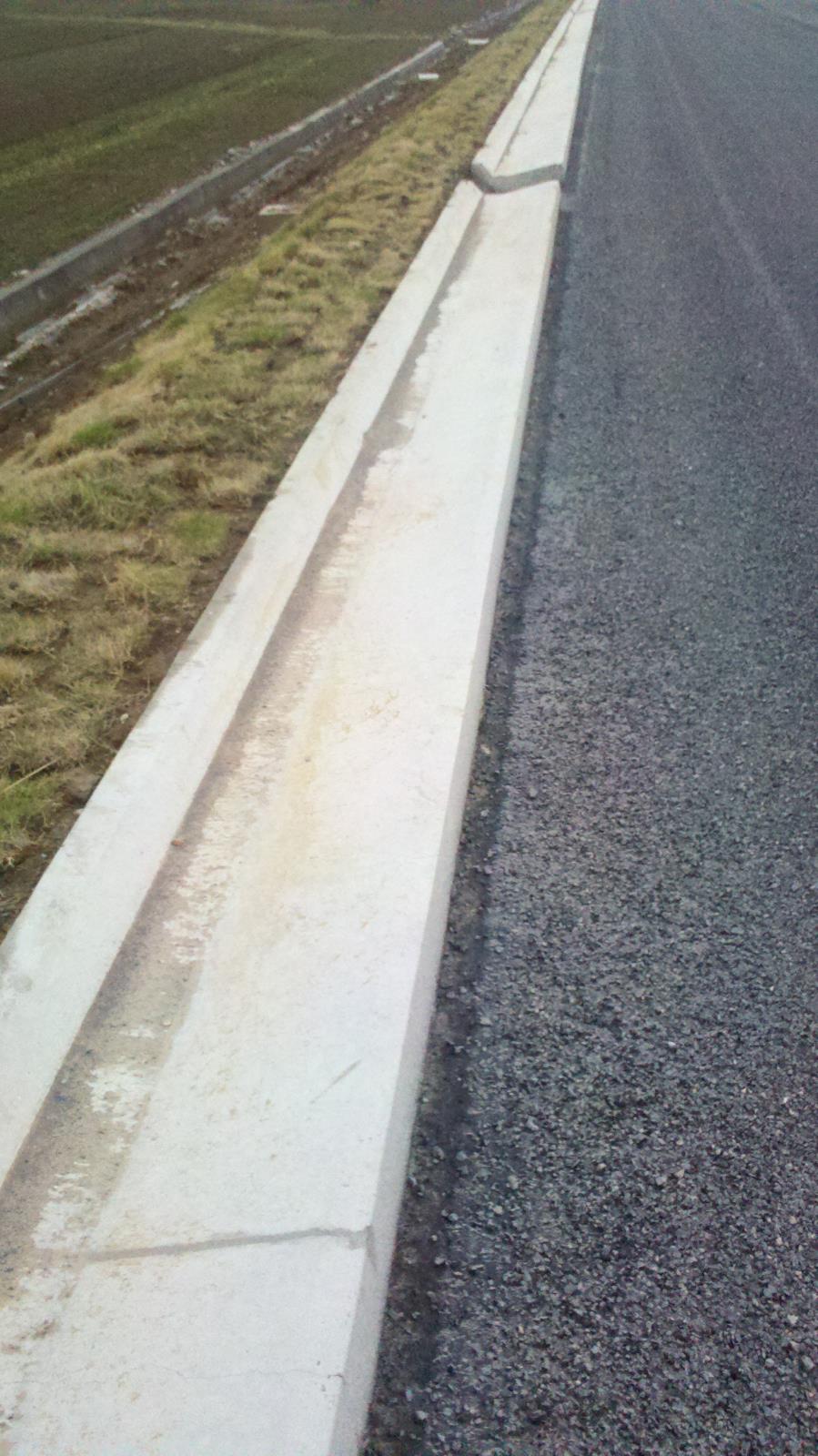 路緣石滑模機(jī)滑模攤鋪脹縫間距一定要做好