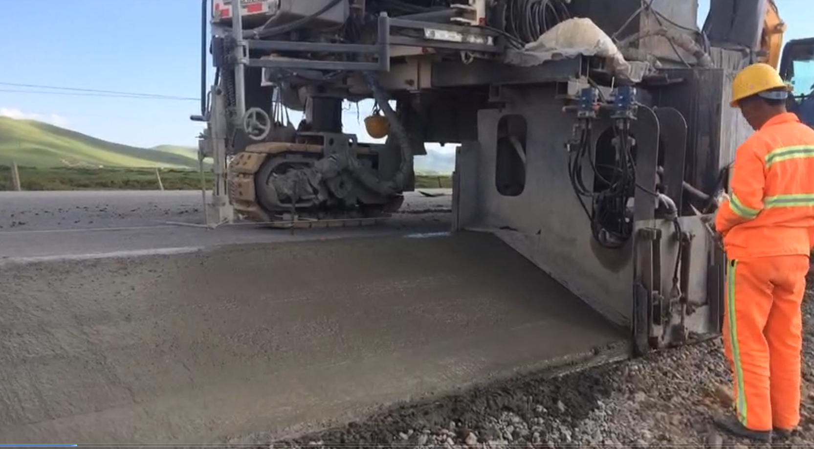 春、秋季多風天氣路緣石滑模機滑模施工注意事項