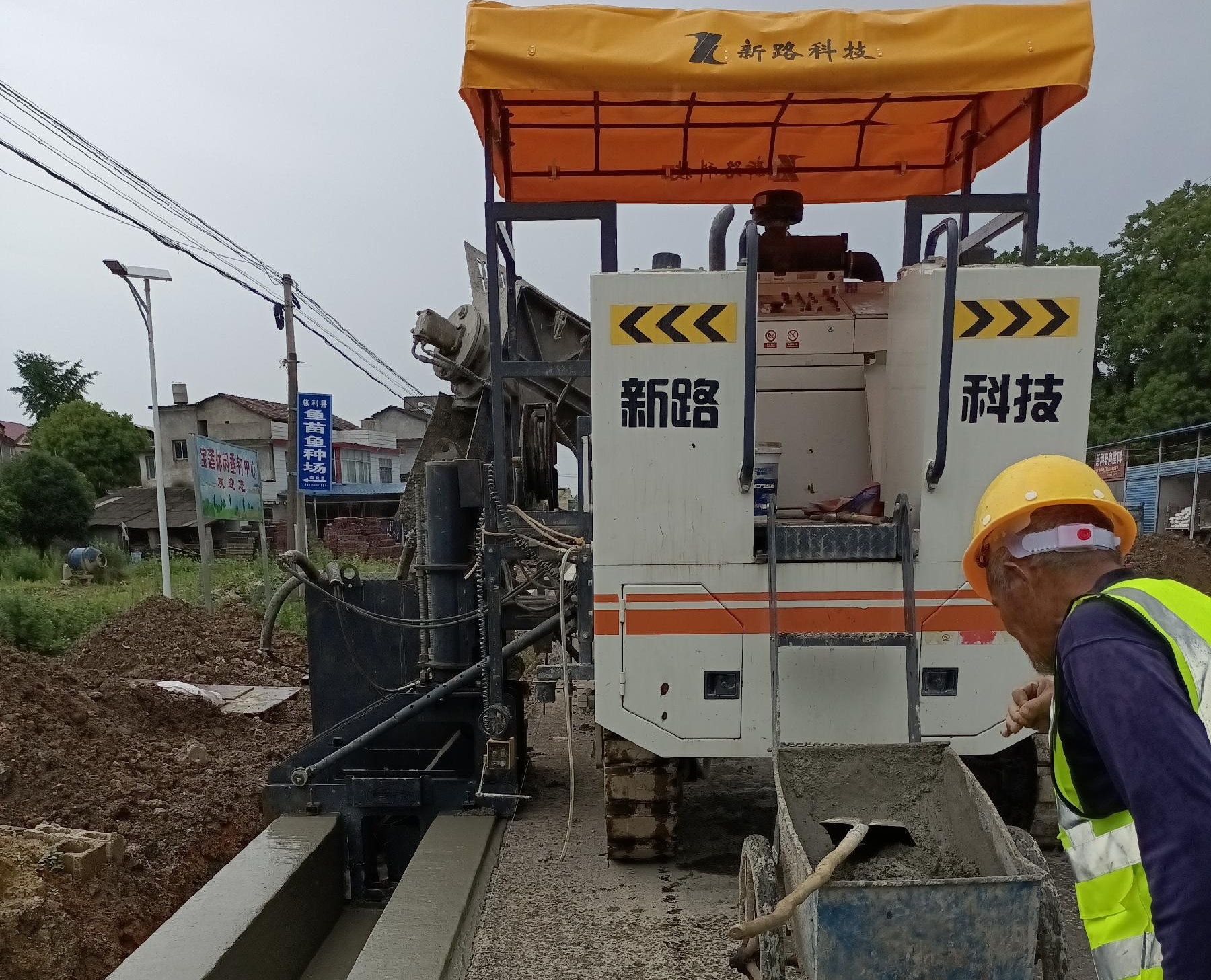 G353慈利至張家界城區(qū)公路排水溝滑模一次性成型，滑模施工效率高